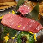 海の達磨 魚心 - 本鮪の断面刺し