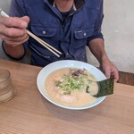 博多濃麻呂 - ラーメンににやけるマツジュン
