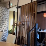 伊・食・旬 イガッタ - カウンター左端付近より、入口方向٩(^‿^)۶