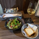 リク チカ - サラダ、フオカッチャとシチリア産の白ワイン