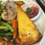 Lamp - 鶏白レバーパテ・レッドオニオンと鮪のマリネ・スパニッシュオムレツ