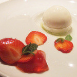 フロリレージュ - フレッシュの苺 ヨーグルトとモッツァレラのブランマンジェ(ディナー)