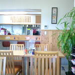 中華そば 七郎 - カウンターとテーブル席