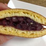 すずめや - どら焼き160円。小ぶりですが、こんもりとあんこが入っています。