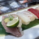 立食い寿司 根室花まる - まぐろから手前の5貫が根室セット。にしんと八角の上にへべす。
