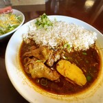 カレー コーヒー モンクス - チキンカレー大盛（950円）、ミニサラダ（100円）