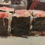 すしやのたい悟 - エシャトロ巻、真横〜見ると鮪中落ちがパンパンに詰まってます。