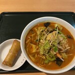 香港亭 - 料理写真:激辛野菜たっぷり湯麺　大盛り　春巻き付き