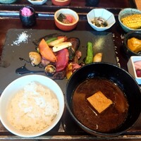 やさい家めい 表参道ヒルズ店 - 発酵牛のグリエ赤ワインソース　本日の小鉢5品　羽釜炊き御飯　赤出汁