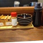 とんかつ 蒼樹 - 塩、七味、ソース、ドレッシング