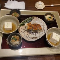 銀平 北新地店 - お通し。3人前なのに豆腐ひとつ盛り忘れ
