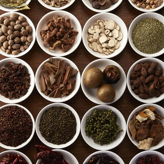 こだわりの調味料＆スパイスを使い、独自製法で仕上げるから旨い