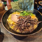 横浜らーめん寿三家 - 濃厚豚骨らーめんにキクラゲトッピング