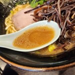 横浜らーめん寿三家 - 醤油先行ながらも鶏油は軽めグイグイ飲める(笑)