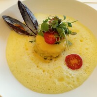 ラ・フェット ひらまつ - スズキのガレット仕立て アーティチョークのピューレ サフラン風味 白菜とチンゲン菜のエチュベ ムール貝のマリニエール風