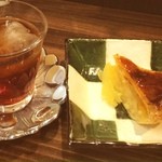 ふかみ - ももカフェで、アールグレイとアップルパイをいただきました。
            
            カウンター席でもも香さんと楽しく談話しました♪（ｖ＾＿＾）ｖ