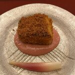 赤坂 菊乃井 - 昼懐石１５７３０円。銀鱈唐墨粉焼き ルバーブソース。銀鱈を祐庵地に漬けて焼いたものに唐墨粉をまぶしてあります。梅のようなルバーブが、癖になる味わいです。