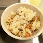 スガキヤ 中村パレ店 - スガキヤのかやくご飯！コノ混ぜきってないのが懐かしい（笑）(混ぜきると味が濃い味になるから混ぜきらないらしい（笑）)