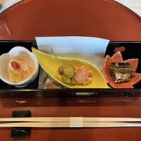 和乃八窓庵 - 前菜 秋刀魚生姜煮 照り焼き鶏つみれ 柿の白和え 翡翠銀杏松葉差し 紅葉麩更紗揚げ