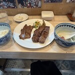 萃萃 - 食べ比べセット。5,000円税込。レモンはついてない。あれは都民特有の発想？焼き肉屋さんだと着いてくるよね。今度はマイレモン持ち込みたい。