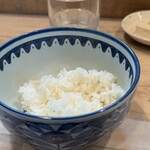 萃萃 - 白ご飯半分。麦飯から10年ほど前に切り替えた、と他のお客さんのQに店主様が答えてた。