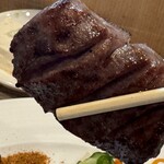 萃萃 - 厚いから、噛み切るのも楽しく美味しい。レア。OKストアの煮込み用牛タンサイズ。でも、家で再現するにはちと怖い。買うならお肉屋さんでフレッシュなのを常温に戻してステーキとして焼けば良さげ？