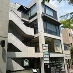 SPAZIO INNO - お店はこのビルの３Ｆ　日差しのテントには旧店の名残が・・・