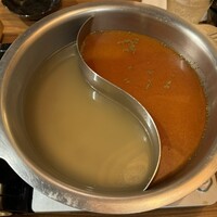 しゃぶしゃぶ・創作料理居酒屋 豚吟 栄店 - 2食鍋　豚吟秘伝スープ&トマトスープ