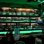 ベイビーチャップリン - カウンター前の棚