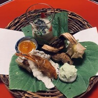 美山荘 - 三番に打順移動の八寸は遊び心も楽し　トロロはオクラ入り、どじょうの逆牛蒡巻き　手長海老天丼もどき、卵黄の味噌汁
