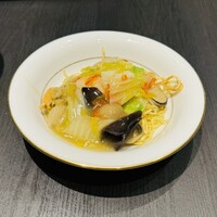 広東料理　翡翠廳 - 海老、いか、帆立、海鮮あんかけ焼きそば