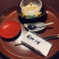 美山荘 - 菊の節句は鱒とセロリから　上の赤い実は本物の茱萸の実の粉から模したモノとか