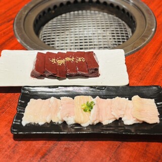 芝浦直送のトロホルモンと新鮮上レバー