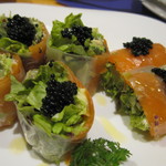 ハイファイブ - スモークサーモンとアボカドの生春巻きキャビア添え