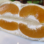 Mitsubakohi - 「フレッシュ黄桃」：緻密な肉質の黄桃は、
                      ねっとりとした甘みと香り。
                      
                      甘さを控えた生クリームと
                      もっちりパンとが響き合う♪
                      
