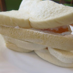 Mitsubakohi - 1ｃｍ強の厚みのパン！
                      
                      緻密で、耳まで白く。
                      独特のしっとり加減で、
                      口の中で柔らかく解れて
                      すこぶる旨い。。。
                      