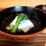 日本料理FUJI - お椀  キラキラ輝く一番出しの吸い地に椀種のカマスとじゃがいも饅頭 