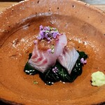 日本料理FUJI - 游がせイサキ  梅肉にお葱オイル、とろりとしたモロヘイヤお浸しがベストマッチ