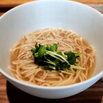 日本料理FUJI - 本日いただいたお魚のお出しと天城軍鶏をミックスしたスープの奥深い味わいのラーメン