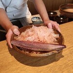 日本料理FUJI - 薪で燻してつくる手火山式の鰹節と削り鰹、カウンター席に燻香が広がります