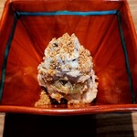 日本料理FUJI - 藤枝の金胡麻をあたる時の香りの変化にカウンター席が沸きました。瑞々しいシャインマスカットと無花果の白和え