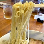 らーめん め組 - 麺は細麺のちじれ。米澤らーめんチックだ