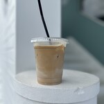 TO THE BLUE - ドリンク写真:アイスカフェラテ