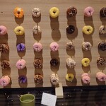 グランドメルキュール浜名湖リゾート&スパ - 入口にはドーナツがディスプレイされていました