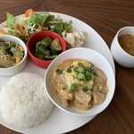 Bambi casual dining - 料理写真:(日替り)ワンプレート：鶏肉の卵とじ