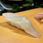 寿し辰 - スズキ。
      見て！この肉厚で美しい白身♪80cmの大物ならではの歩留まり、う〜ん、最高です！((｡´ω`｡))♡