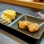 寿し辰 - 玉子わさび漬け、煮帆立（お通し）
      お寿司屋さんらしいお通し(^^)