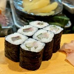 寿し辰 - ガリ鯵大葉巻き。
      さっぱりした酢締め鯵とガリ、大葉を巻いた、冷酒に合わせるしかないでしょって逸品！！