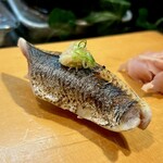 寿し辰 - 炙り秋刀魚。
      生の秋刀魚もいいけれど、軽く炙ってメイラード反応が起きるとこれまた絶品！唇に当たる食感も変わって香ばしい♡