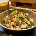 寿し辰 - 天玉まぐろ（¥650税抜）
      寿し辰っつぁんオリジナルの一品料理。
      マグロの刺身に天かすと刻みネギ、軽く醤油と一味がかかって出てきます。